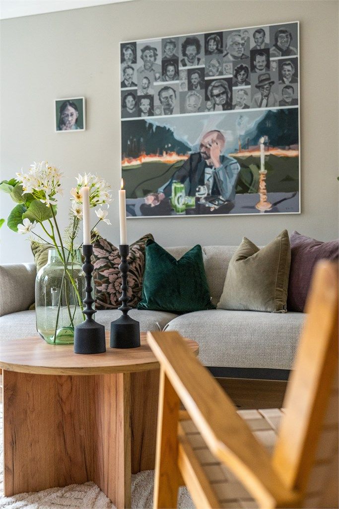 Gjennomgående materialvalg skaper en helhetlig stil.