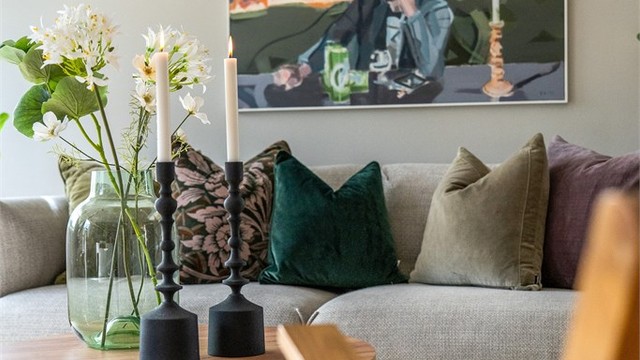 Gjennomgående materialvalg skaper en helhetlig stil.