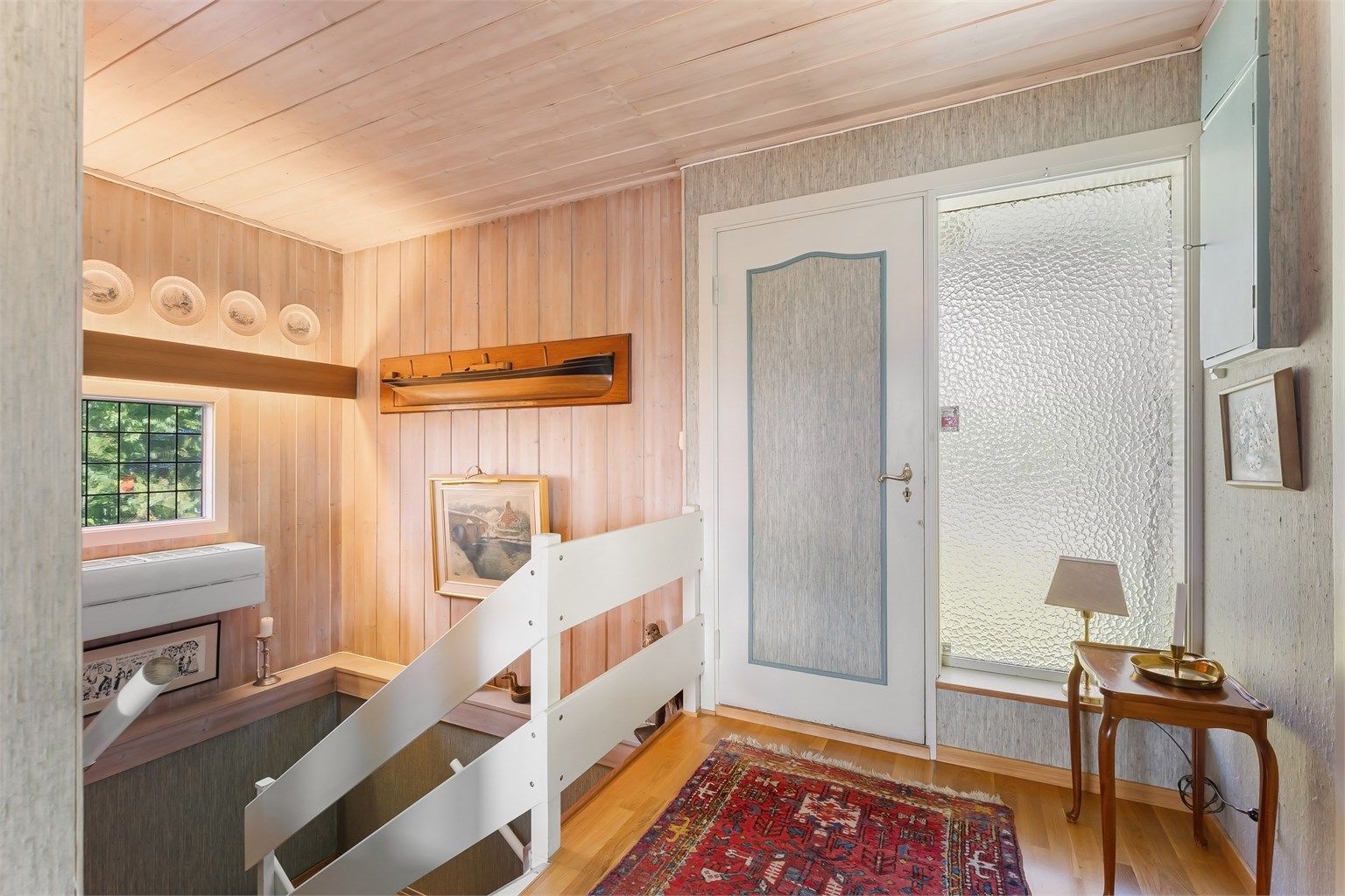 Fra denne etasjen er det utgang til hagen og uteplass på baksiden av huset. Det er lagt gulvvarme i entrè både i første etasje og underetasjen