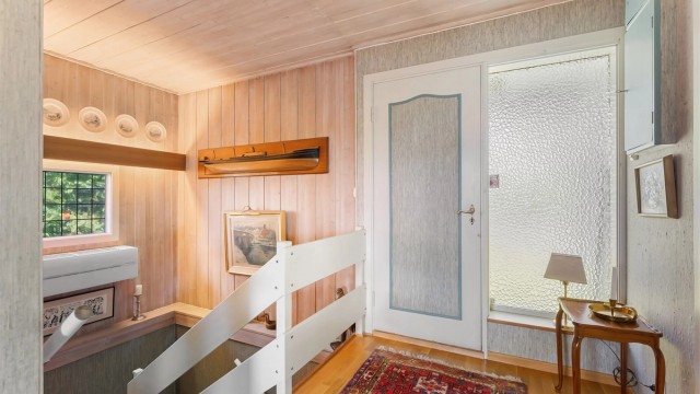 Fra denne etasjen er det utgang til hagen og uteplass på baksiden av huset. Det er lagt gulvvarme i entrè både i første etasje og underetasjen