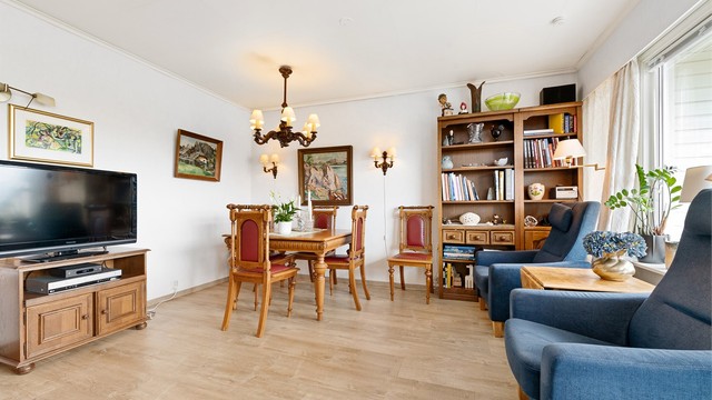 I stuen er det en naturlig plassering for en egen spisestuedel.