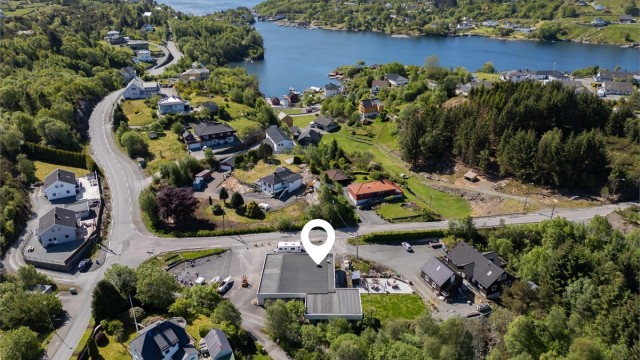 Næringsbygg m/ rammetillatelse for rivning og oppføring av 4-mannsbolig. Fotograf Silje Holte / @frksuper