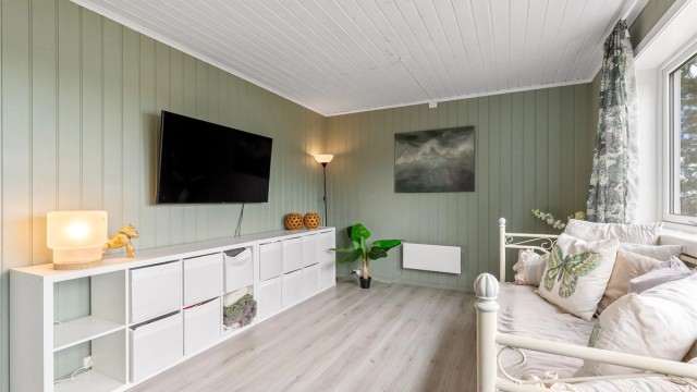 Stuen i underetasjen gir familien fleksibilitet og flere soner å trekke seg tilbake til.