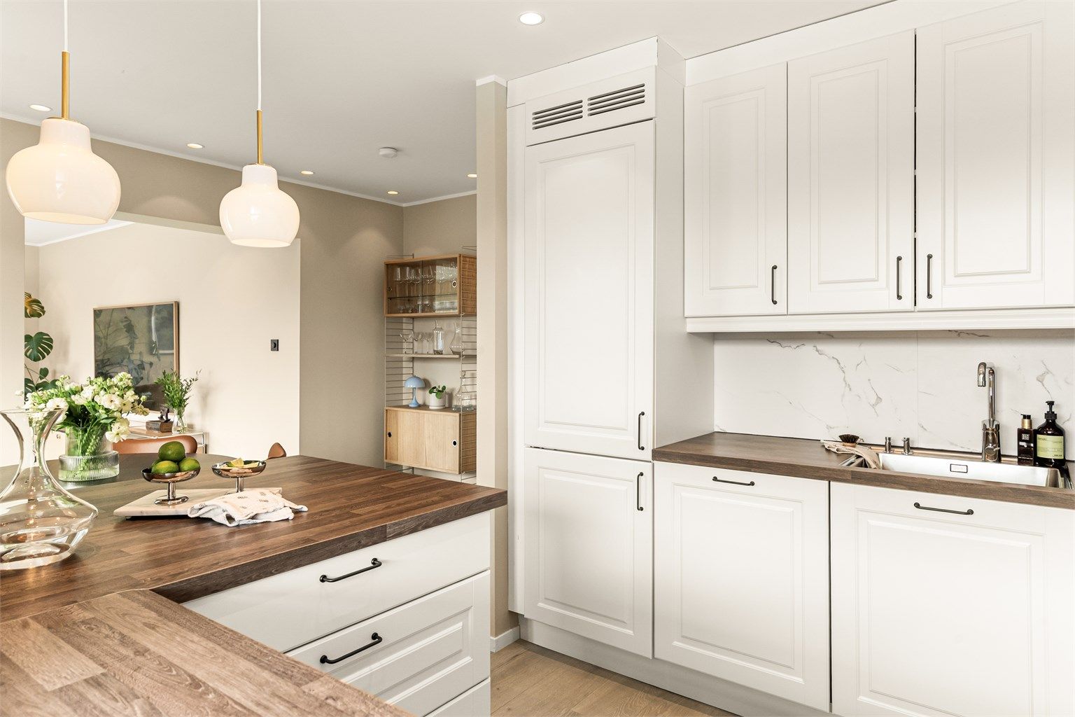 - Integrert stekeovn, platetopp, oppvaskmaskin og kjøleskap med fryser -