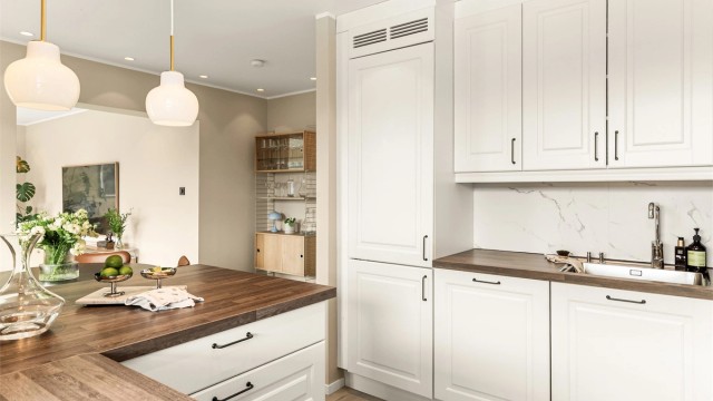 - Integrert stekeovn, platetopp, oppvaskmaskin og kjøleskap med fryser -