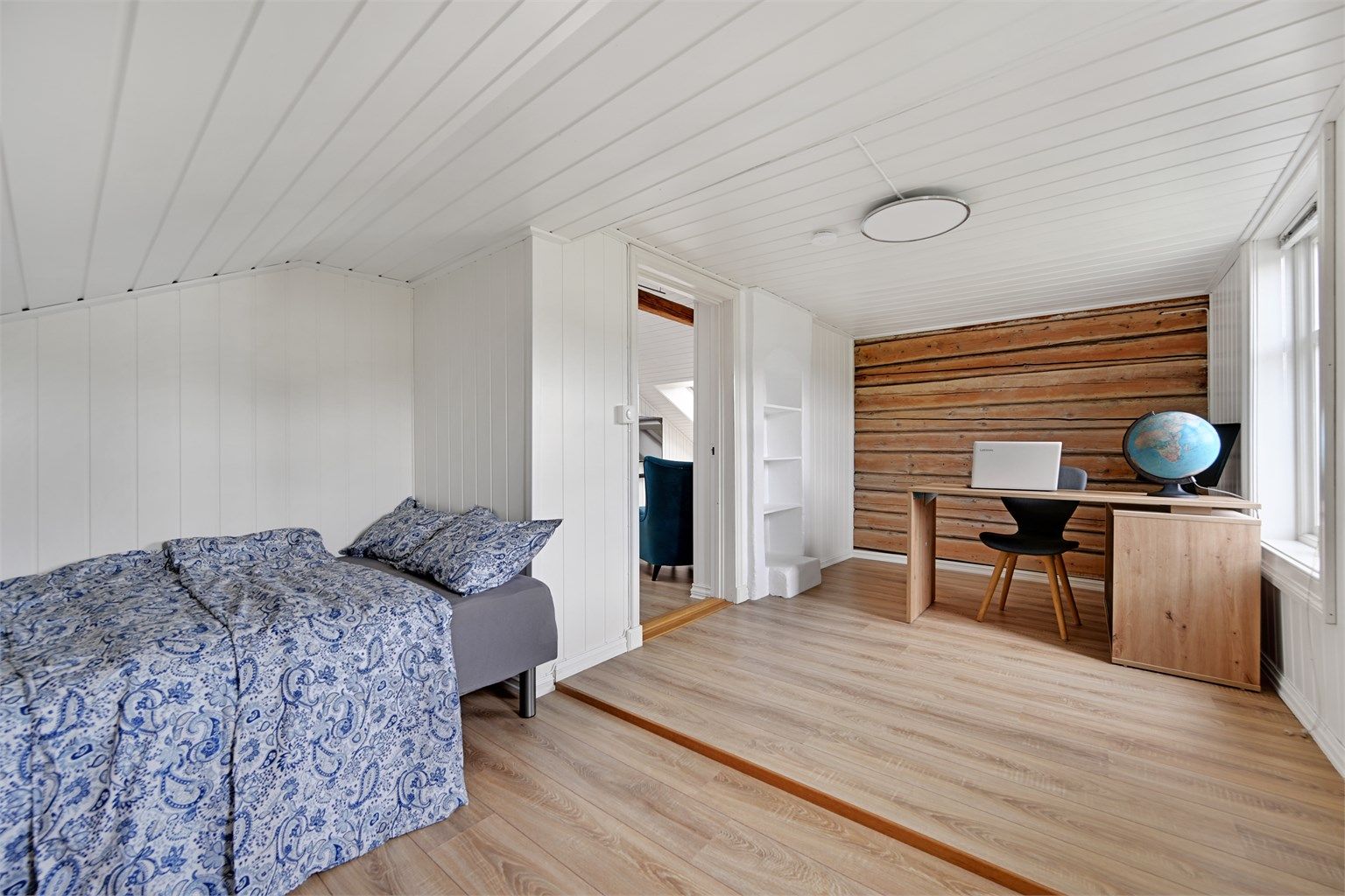 Romslig soverom med plass til garderobe/kontor