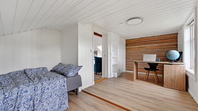 Romslig soverom med plass til garderobe/kontor
