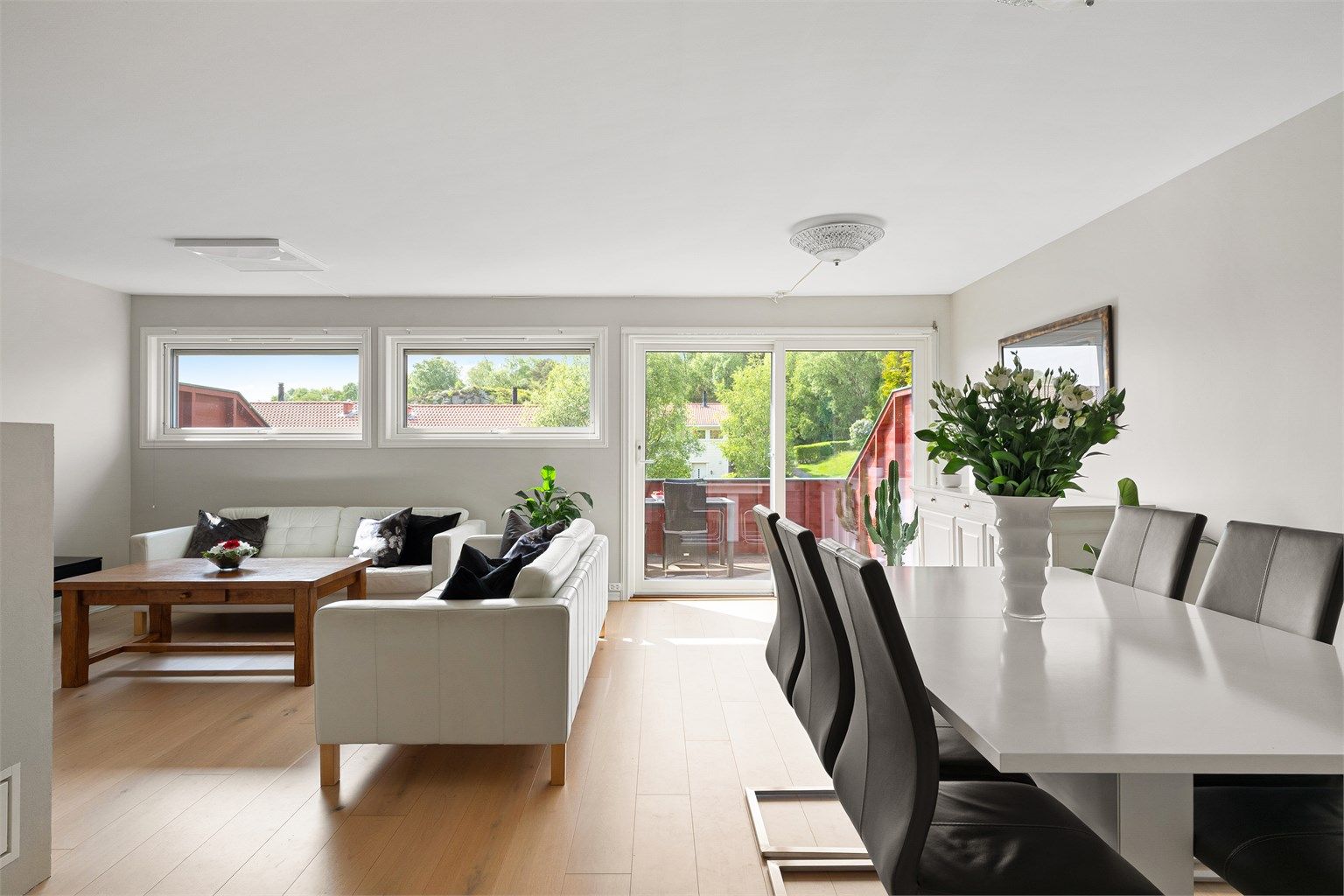 Stuen har pent en-stavs gulv og slette malte overflater.  