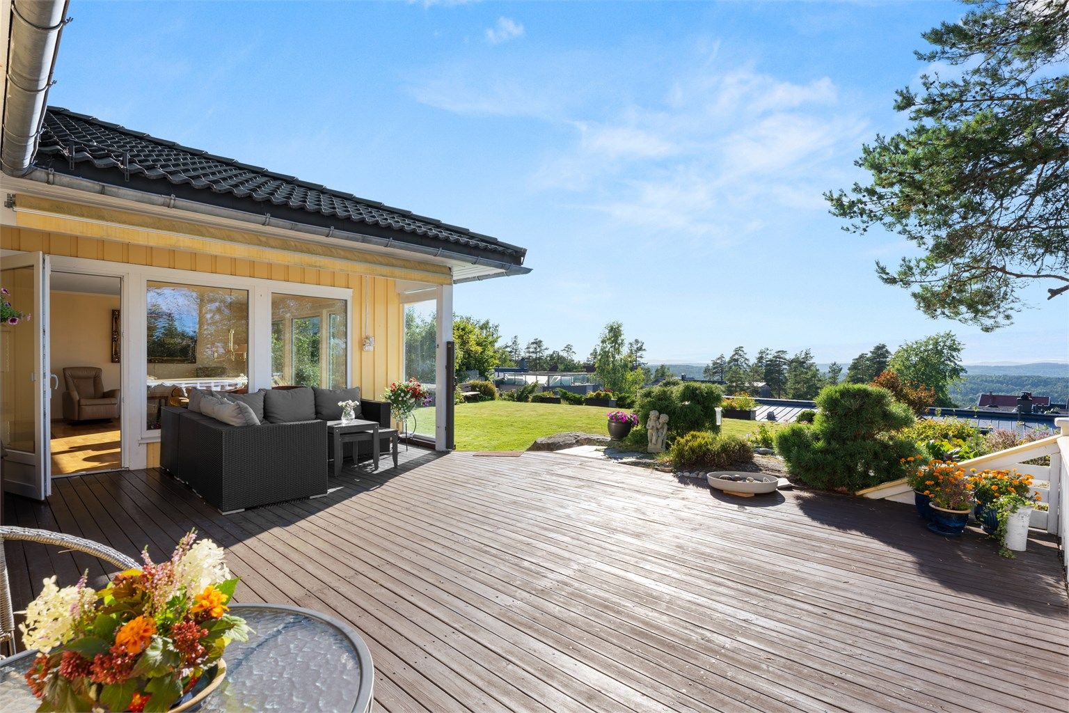 Boligen ligger i rolige omgivelser i et svært godt bomiljø - Perfekt for hele familien! Foto: Ohshots