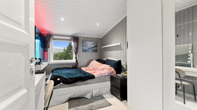 Soverom 1 - Romslig soverom på loft med god plass til dobbeltseng og garderobeskap