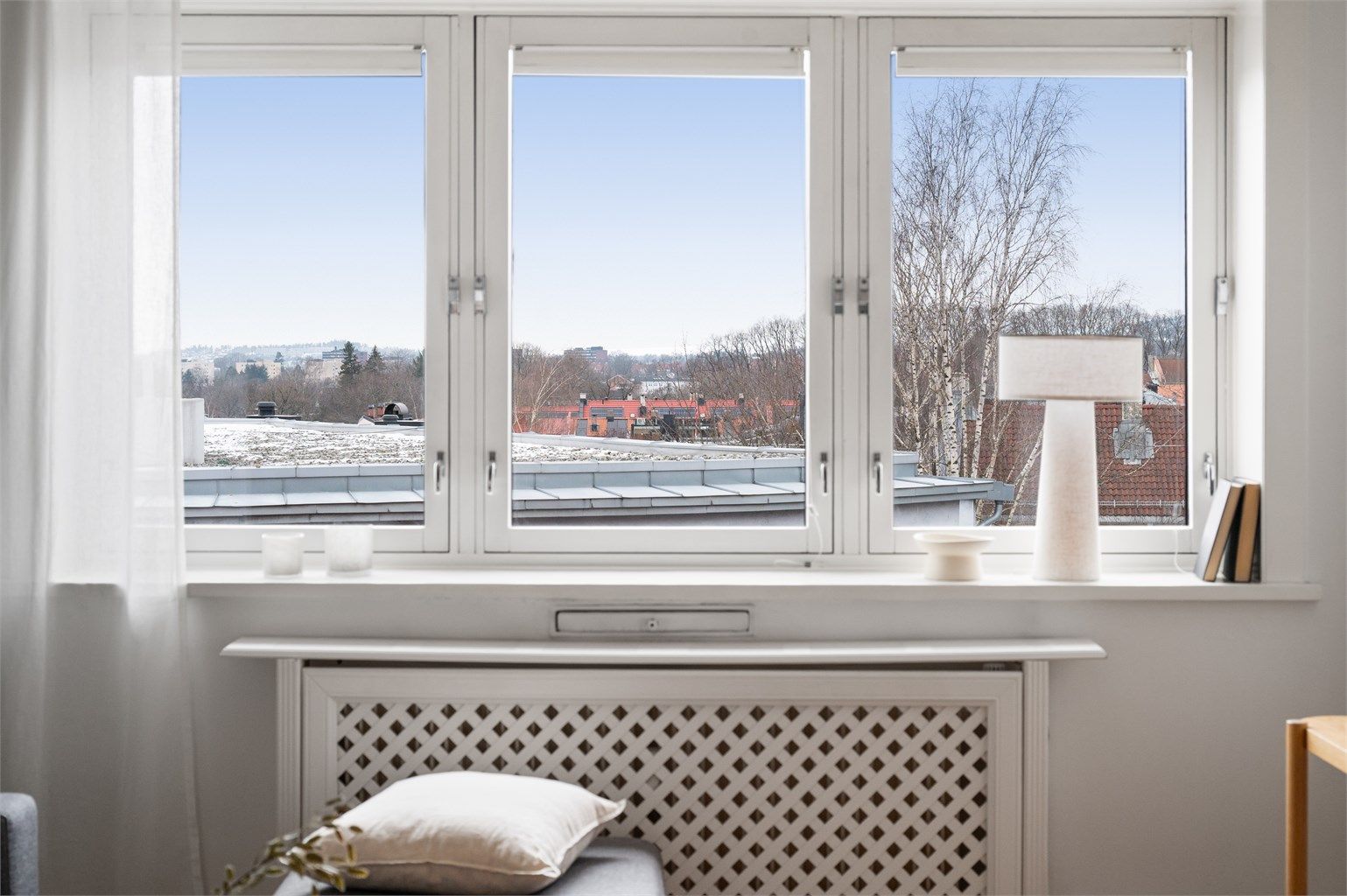 Leiligheten er gjennomgående med havgløtt og utsikt mot Holmenkollen. Mye sol. 