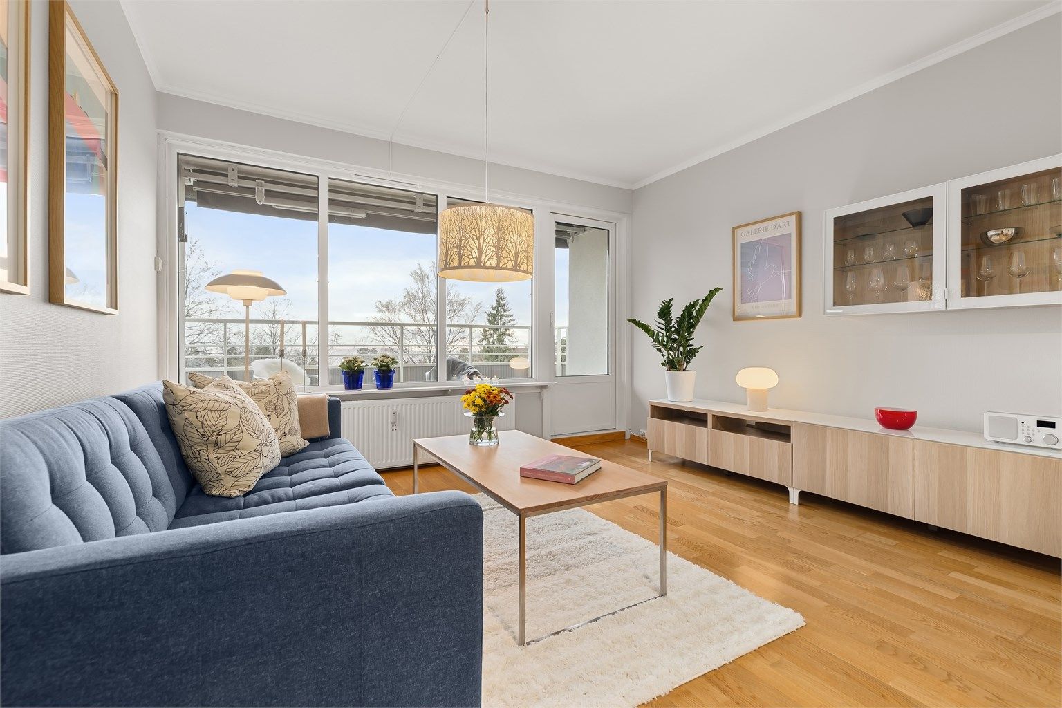 Leiligheten ligger i et attraktivt, rolig og sentralt boligområde på populære Tonsenhagen med marka som nærmeste nabo