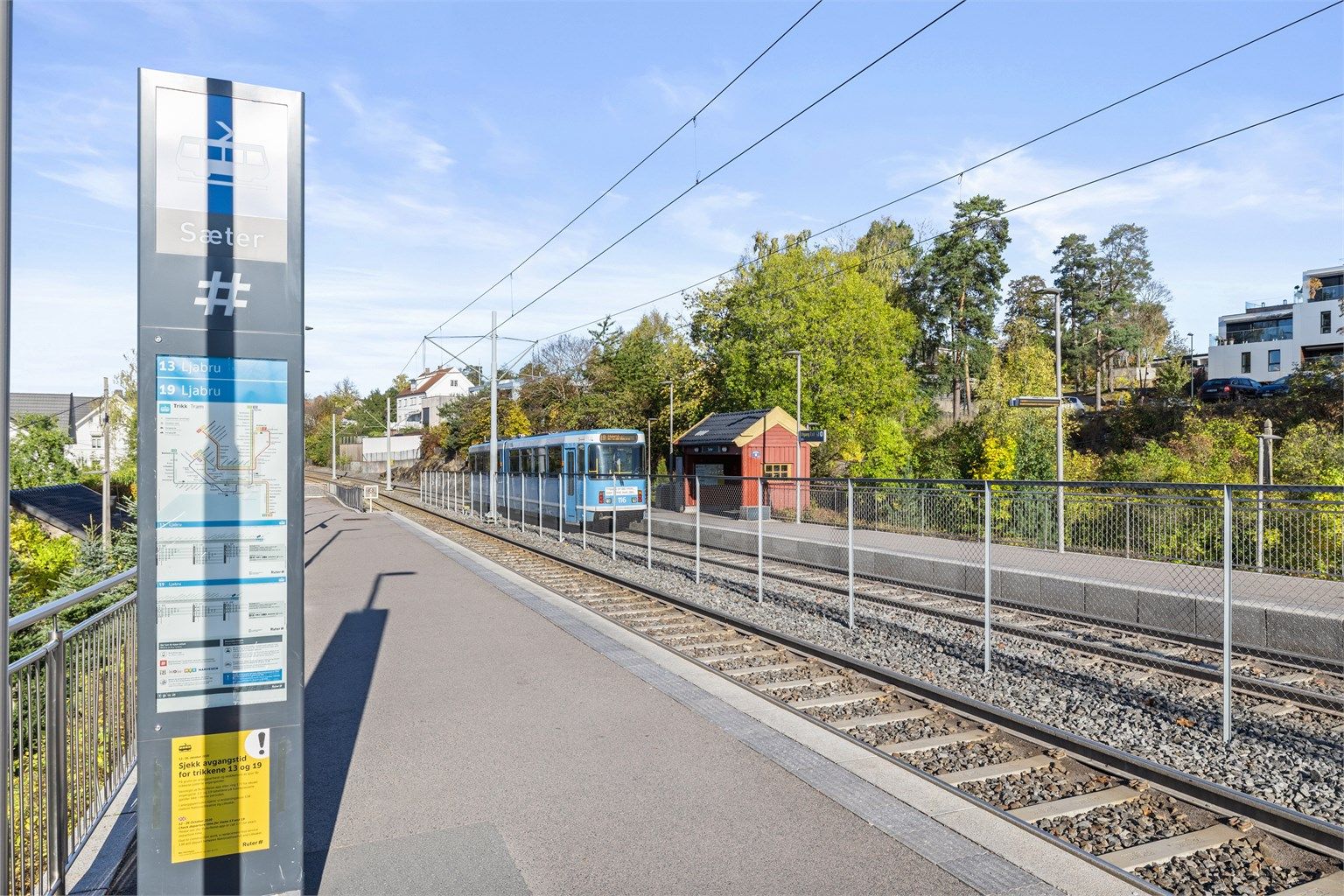 Kort vei til både Sæter og Bråten trikkestasjon. Her går rute 13 og 19, begge via Oslo sentrum. Det er også bussholdeplass på Sæter og i Oberst Rodes vei, samt at det er gangavstand til både Munkelia T-banestasjon og Nordstrand togstasjon