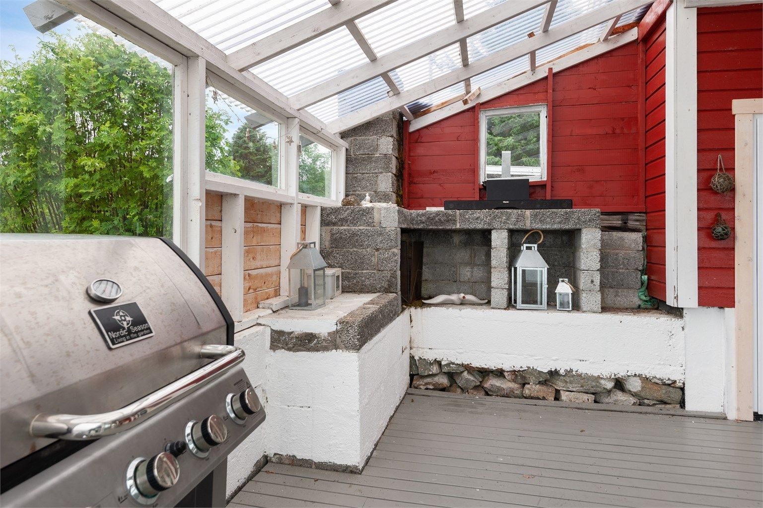 Her nyter man godt av innebygd grill og rikelig med lysinnslipp. 