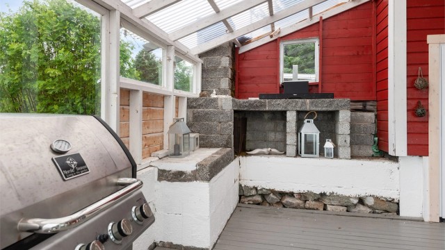 Her nyter man godt av innebygd grill og rikelig med lysinnslipp.