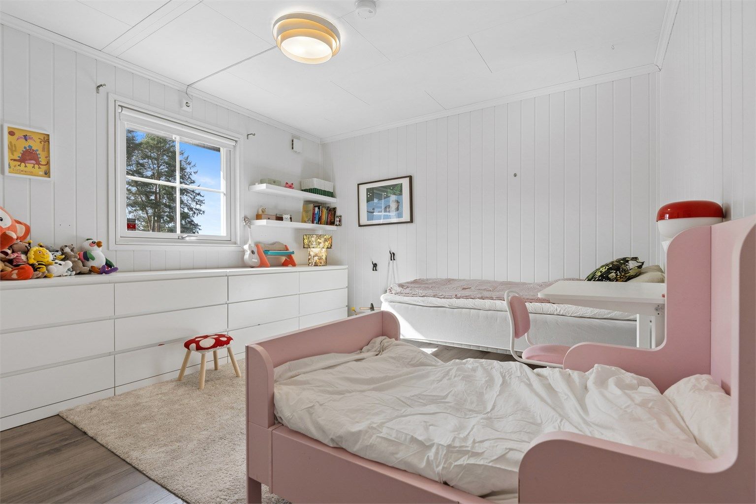 Boligen har to soverom av god størrelse med fleksible bruksmuligheter. Her er det plass til både barnerom, gjesterom eller hjemmekontor etter behov.
