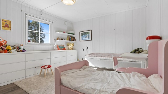 Boligen har to soverom av god størrelse med fleksible bruksmuligheter. Her er det plass til både barnerom, gjesterom eller hjemmekontor etter behov.