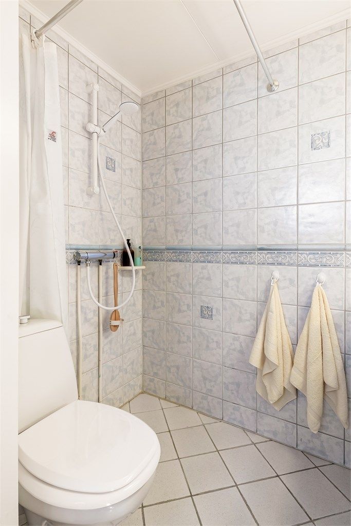 Bad med wc, dusj og servant i seksjon.