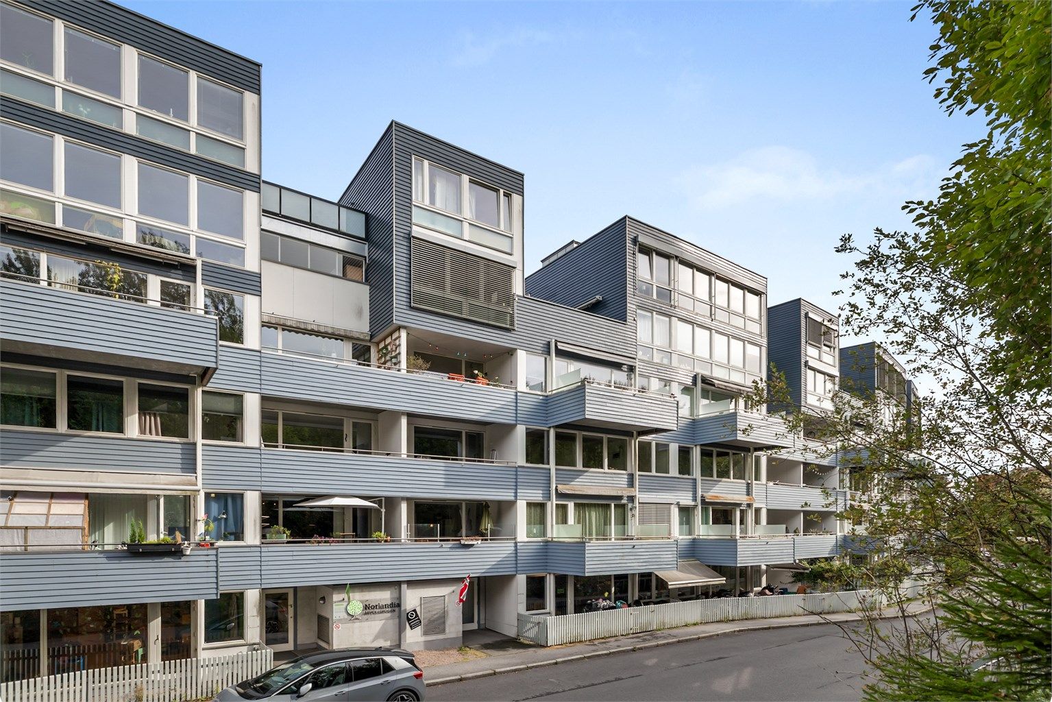 Fasaden - flott beliggenhet i byggets tredje og fjerde etasje