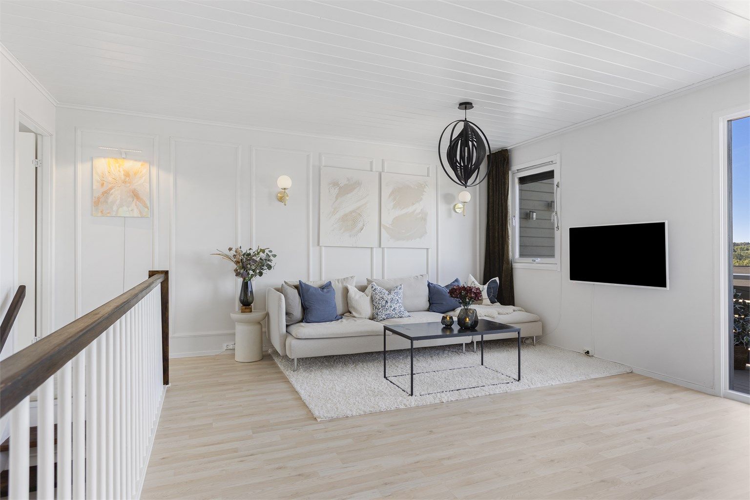 Stuen har god plass til sofagruppe og tilhørende møblement.