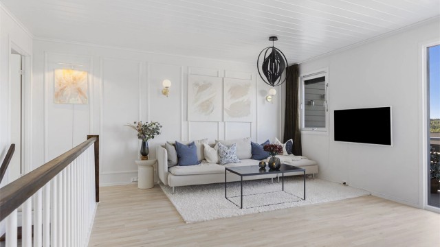 Stuen har god plass til sofagruppe og tilhørende møblement.