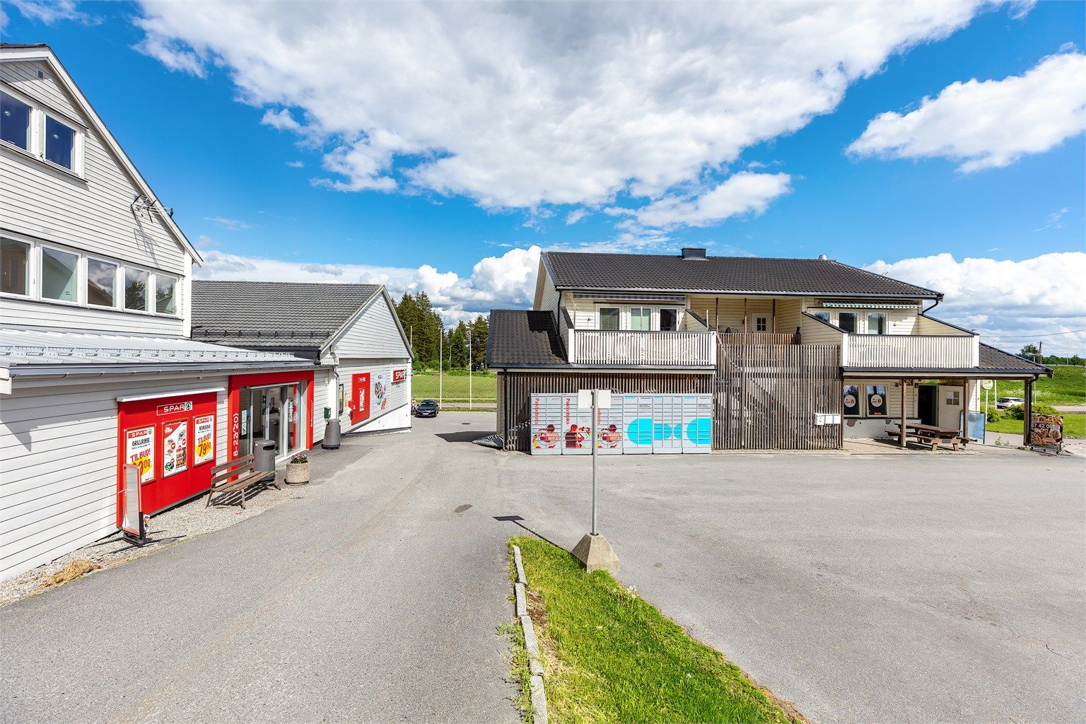 I nærområdet finner du også Spar Flateby for dagligvarehandelen.