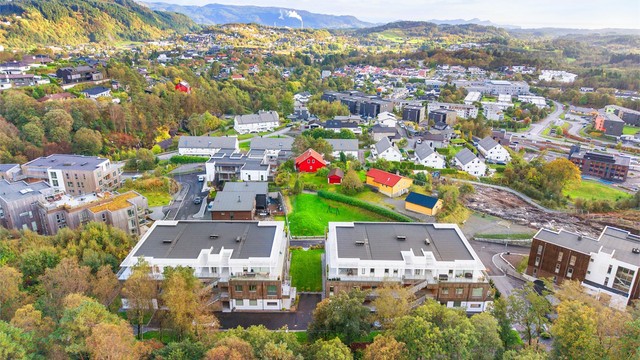 Et fredelig nabolag med naturopplevelser og rekreasjonsmuligheter rett utenfor døren, samtidig som alle nødvendige fasiliteter og servicetilbud er i umiddelbar nærhet.