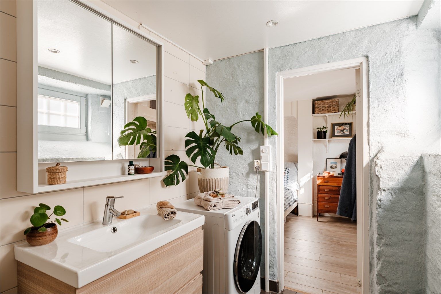 Badet fra 2012 har flislagt gulv med varme, flislagte og malte veggflater samt nedsenket himling med downlights.
