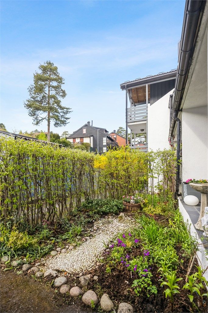 Pent opparbeidet disponibelt areal rett utenfor terrassen.