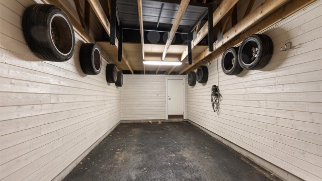 Carporten har nylig fått ny asfalt, og det er klargjort for installasjon av elbillader.