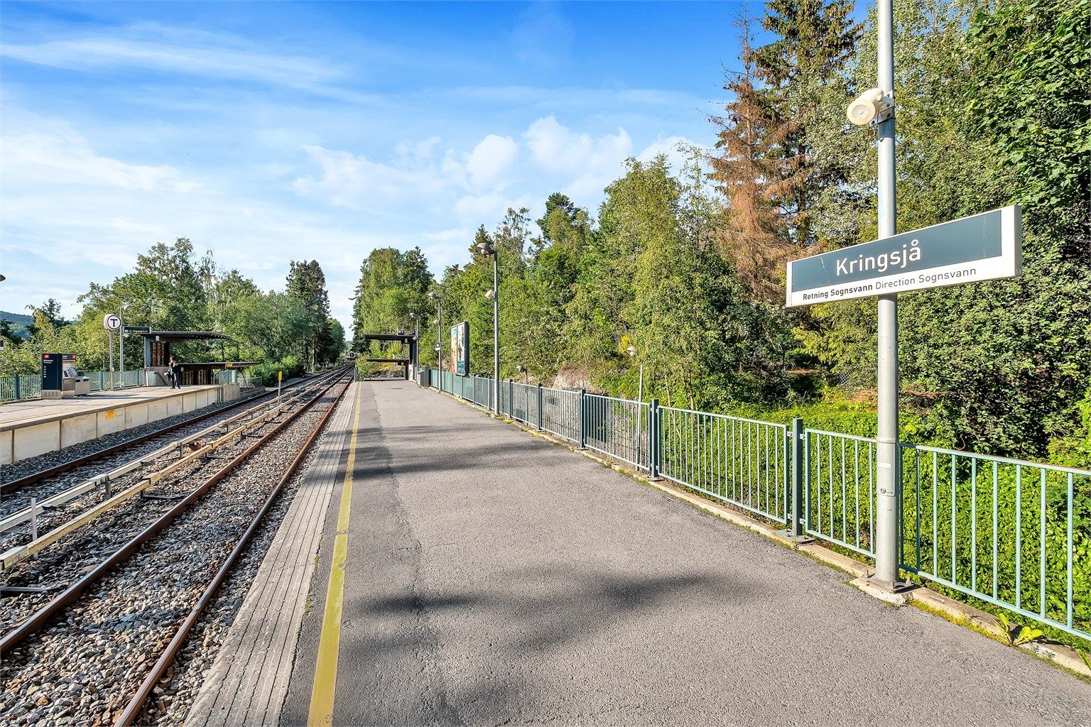 Noen få minutter å gå til Kringsjå T-bane som tar deg inn til byen.