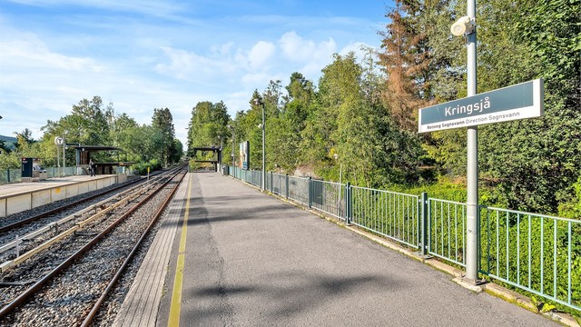 Noen få minutter å gå til Kringsjå T-bane som tar deg inn til byen.