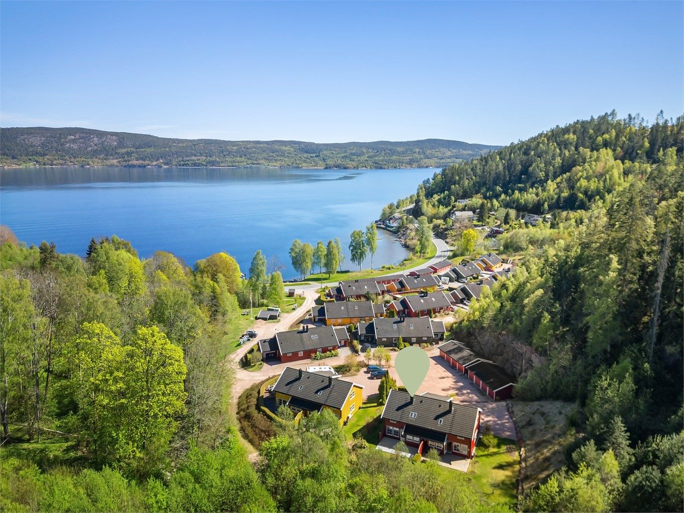 Eiendommen er beliggende på oversiden av Svelvikveien ved Drammensfjorden, med rolige og naturskjønne omgivelser i området.
Foto: Ole Thorgeir Solheim Thoresen.