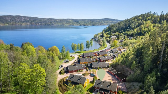 Eiendommen er beliggende på oversiden av Svelvikveien ved Drammensfjorden, med rolige og naturskjønne omgivelser i området.
Foto: Ole Thorgeir Solheim Thoresen.
