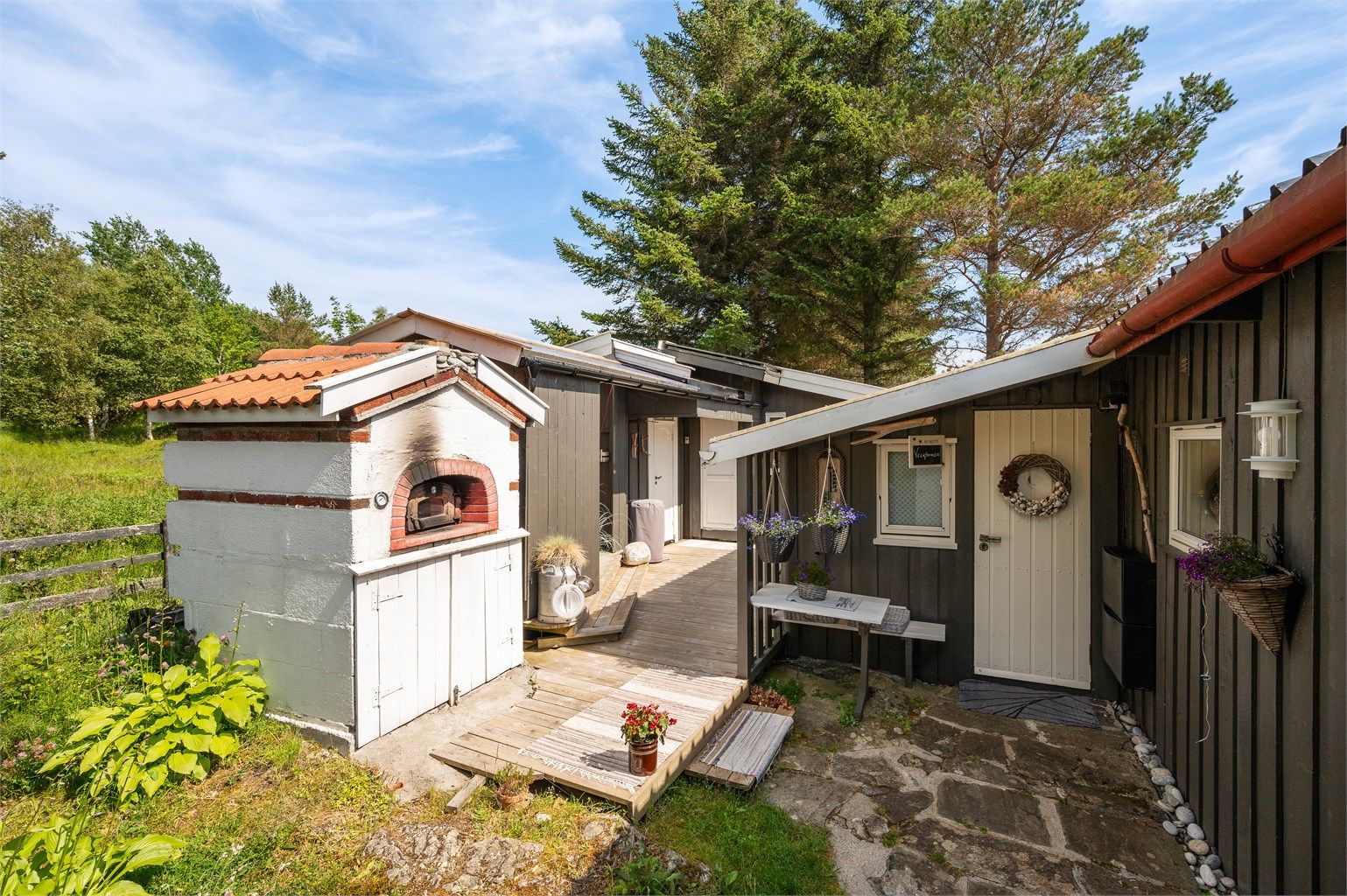 Det er oppført både pizzaovn og pergola, perfekt på lange sommerkvelder. 