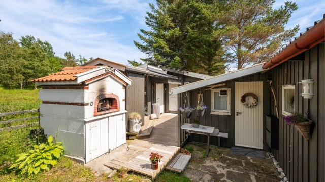 Det er oppført både pizzaovn og pergola, perfekt på lange sommerkvelder.