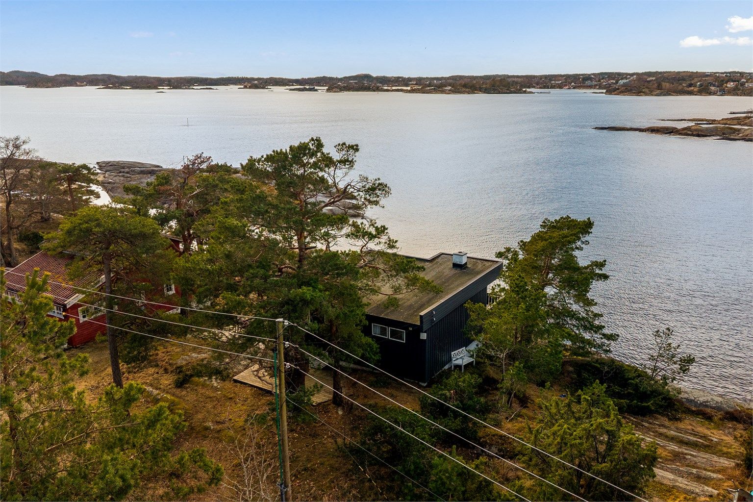 Vestvendt og solrik beliggenhet med egen sjølinje. Her får du full oversikt over det yrende båtlivet på varme sommerdager.