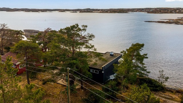 Vestvendt og solrik beliggenhet med egen sjølinje. Her får du full oversikt over det yrende båtlivet på varme sommerdager.