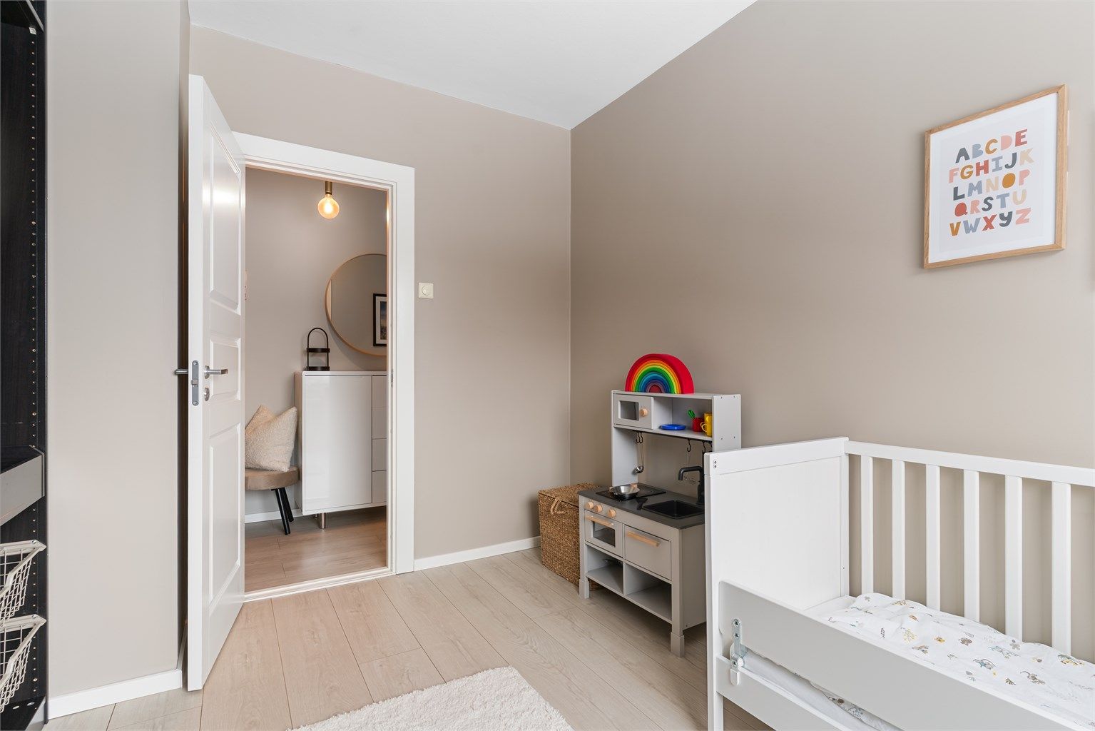 Rommet har en praktisk størrelse og er enkelt å møblere etter behov.