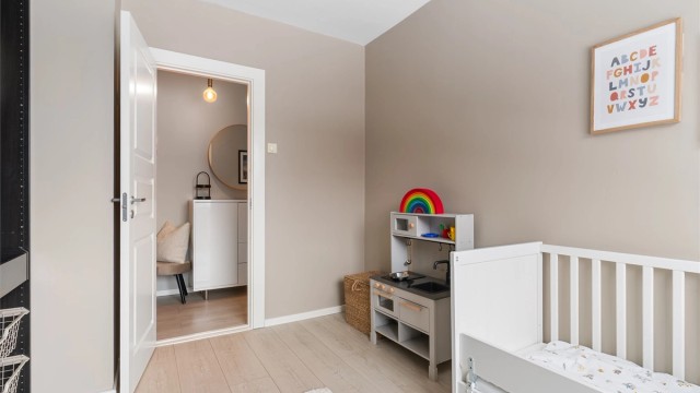 Rommet har en praktisk størrelse og er enkelt å møblere etter behov.