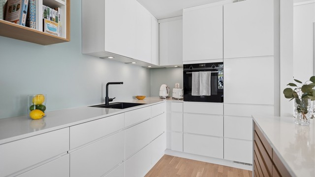 Stilrent kvalitetskjøkken fra Kvik (okt/nov 2020) med rikelig skap- og benkeplass. Kjøkkenet er utstyrt med integrerte hvitevarer fra Siemens som gir et helhetlig og moderne uttrykk. Eksklusiv benkeplate i sten tilfører både slitestyrke og et elegant preg