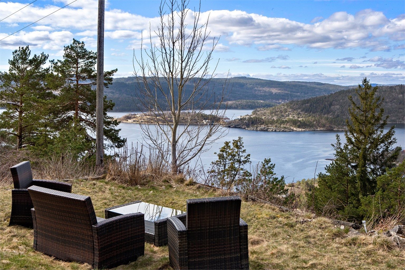 En av flere fine plasser på tomten for å nyte utsikten og roen.