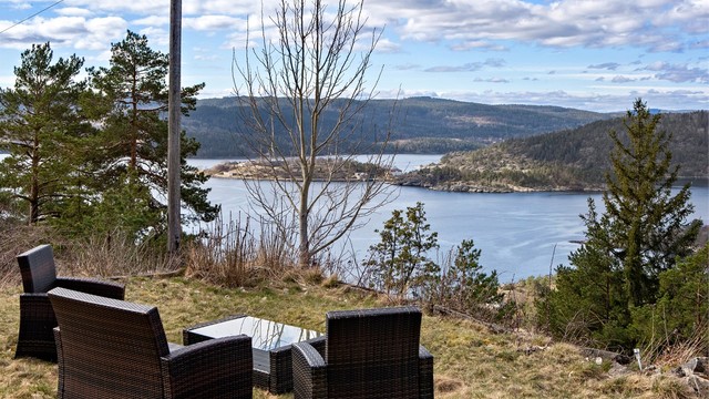 En av flere fine plasser på tomten for å nyte utsikten og roen.