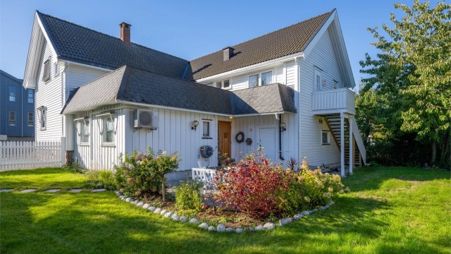 Velkommen til Skoleveien 11! En hel og svært spennende tomannsbolig, beliggende i et attraktivt boligområde på øvre Teie.