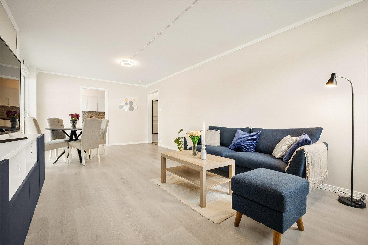 Rommet har en naturlig sone for spiseplass i tilknytning til kjøkkenet.