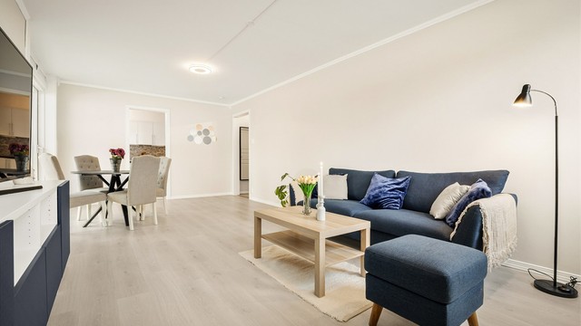 Rommet har en naturlig sone for spiseplass i tilknytning til kjøkkenet.