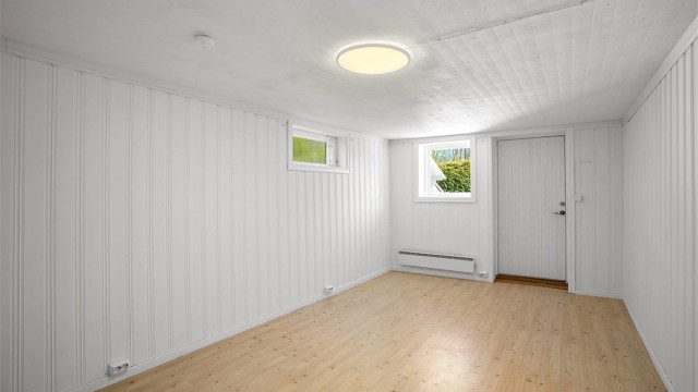 Soverommet i underetasjen har også utvendig adkomst, i tillegg er det gulvvarme i rommet.