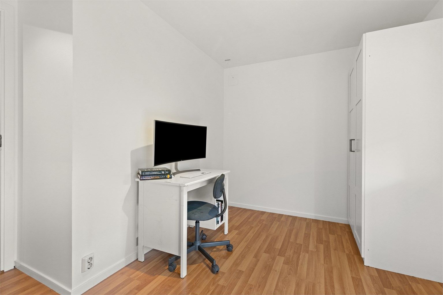 Det siste soverommet har også god plass til seng og oppbevaring, har i dag blitt brukt som kontor.