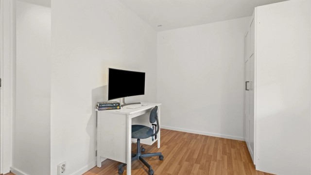 Det siste soverommet har også god plass til seng og oppbevaring, har i dag blitt brukt som kontor.