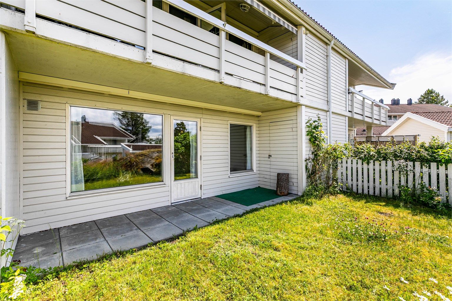 Plasseringen på bakkeplan innebærer fordelen av et ekstra stort tilknyttet uteareal i form av hage anlagt på sameiets grunn.